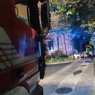 Appartamento in fiamme a Varese, soccorsa una donna