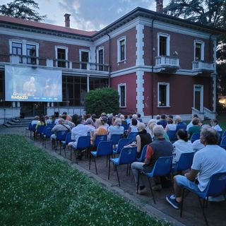 Pubblico numeroso e attento a villa Calcaterra per l'esordio della rassegna estiva all'aperto