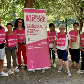 Organizzatori e autorità alla marcia antiviolenza nel Parco del Medio Olona
