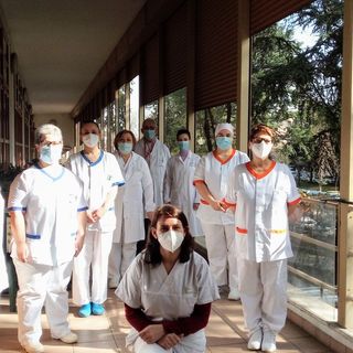 Il dottor Reina e lo staff delle Cure palliative dell'hospice
