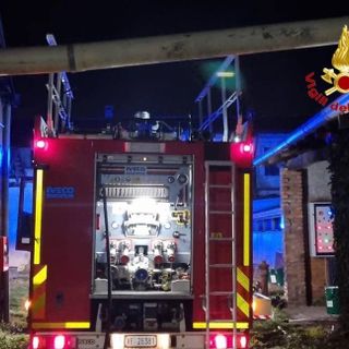 Busto: fiamme in tintoria, intervento notturno dei vigili del fuoco