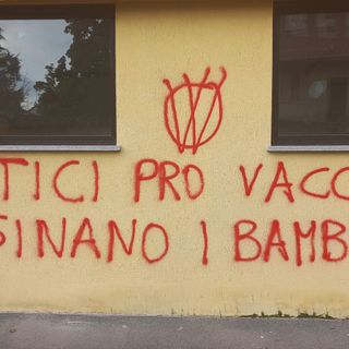 FOTO. Atto vandalico no vax alla sede Pd: «Una violenza a tutta la comunità»