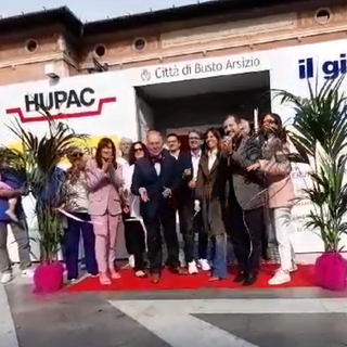 Il taglio del nastro davanti alla clinica mobile, in piazza San Giovanni