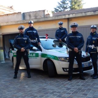 Sulle autopattuglie un nastro rosso per esprimere solidarietà alle vittime di violenza