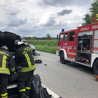 Scontro sulla Provinciale a Tradate, intervengono i vigili del fuoco