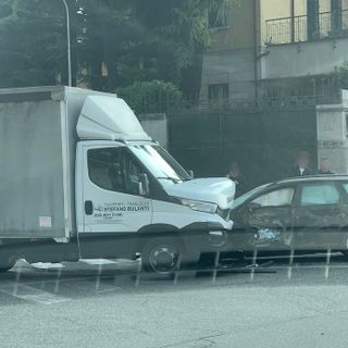 Incidente frontale in via XX Settembre a Busto, soccorsi in azione