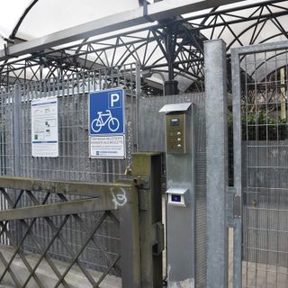 Malnate, aperta la nuova velostazione: 26 stalli per le biciclette