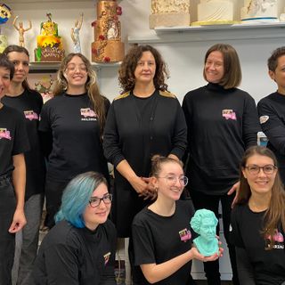 Al centro la vicesindaco Maffioli con a destra Ilaria Pelucchi, insieme allo staff tutto in rosa del laboratorio di pasticceria artigianale
