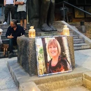 L'immagine di Laura Prati sulle scale del municipio (foto dalla profilo Fb dell'associazione culturale Laura Prati)
