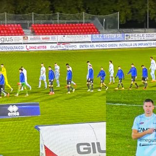 In basso a destra i due capitani con la fascia &quot;no alla violenza sulle donne&quot;