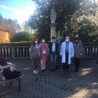 Un momento della cerimonia alla casa di riposo a Lonate Pozzolo