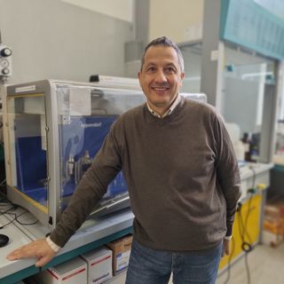 Il professor Loredano Pollegioni. Sotto: la proteina utilizzata nei laboratori dell’Università dell’Insubria per produrre un nuovo vaccino contro la tubercolosi