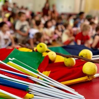 Bandiere paliesche e giovanissimi partecipanti