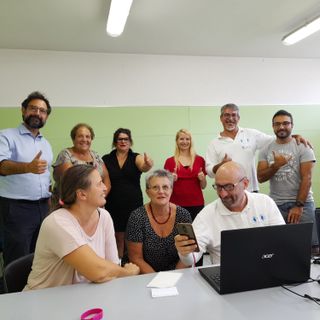 Tutti uniti dal riuso e dalla diagnosi gratuita sui dispositivi (in piedi, al centro, gli assessori Farinon e Alampi, alla loro destra De Cinque e Cimino)
