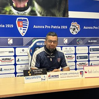 Un sorridente mister Vargas aspetta la partita a Vercelli