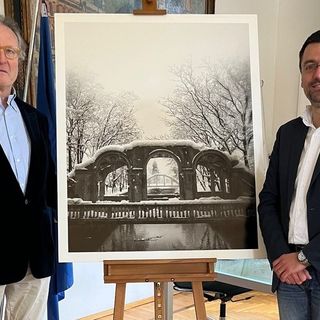 Carlo Mari dona la foto “Ponte sull’Olona” al Comune di Legnano