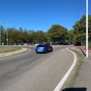 Le auto parcheggiate nei terreni vicino a Malpensa Fiere. In Gallery le foto della fiera di Irene Scala.