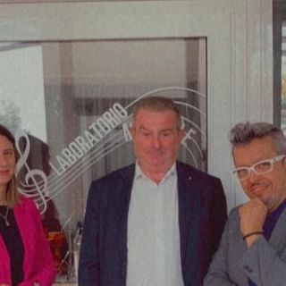 Da sinistra: la dirigente Viviana Colombo, il direttore di Acof Mauro Ghisellini e il maestro di musica Emilio Bonvini