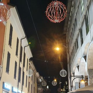 Aria di Natale a Busto. Ecco le prime luminarie