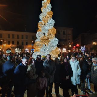 Si accende il Natale di Busto. Il sindaco: «Per i miei cittadini chiedo tanta serenità»