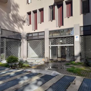 Parte dei guai del condominio sono intuibili anche osservando dall'esterno dell'immobile