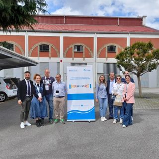 Alcuni dipendenti impegnati nell'open day, con l'ad Tugnoli, primo da sinistra, e il presidente Montani, nel gruppetto alla destra del roll-up