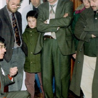 Andrea Cassani, bambino, ascolta Umberto Bossi. A poca distanza, Roberto Maroni (foto dalla pagina Fb del sindaco)