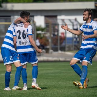 Masetti celebrato dai suoi compagni (foto di Marco Giussani)