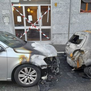 Veicoli in fiamme a Busto, la notte da incubo dei condomini: «Ci siamo svegliati con il fumo in casa»