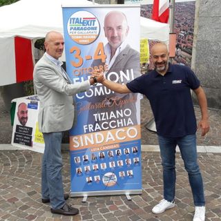 Gianluigi Paragone con Tiziano Fracchia a Gallarate, in piazza Libertà