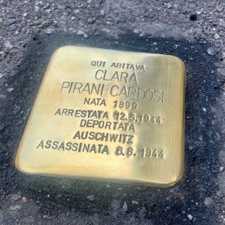 La pietra d'inciampo all'angolo tra via Palestro e via Del Popolo
