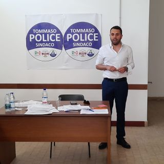 Tommaso Police parla ai suoi poco dopo l'ufficialità dell'esclusione dal ballottaggio, nelle foto in fondo all'articolo, Stefania Passiu e Rocco Dabraio