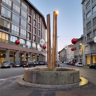 L'opera di Arnaldo Pomodoro senz'acqua, per via del danno subito