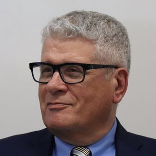 Roberto Pompa, presidente del Gruppo Legno. Sotto Simone Fogliani