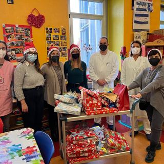 Le maestre della scuola Ada Negri aiutanti di Babbo Natale in pediatria: «Quest’anno c’è stata la magia»
