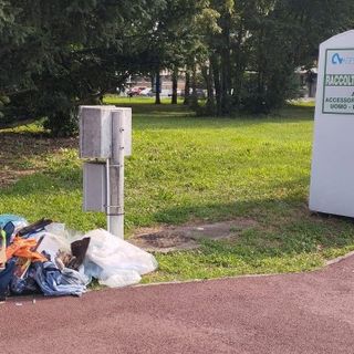Rifiuti tessili abbandonati nei sacchetti a pochi metri dai contenitori Agesp, verosimilmente pieni