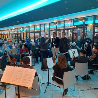 Romeo Mazzucchelli, con Luca Trama e Fabio Gallazzi, accoglie il pubblico del concerto
