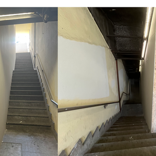 Le scale &quot;dimezzate&quot; verso il piazzale esterno zona mercato