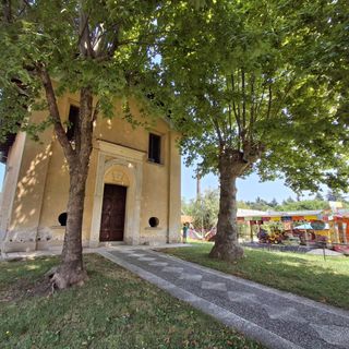 Accanto alla chiesa di Sant'Anna, le giostre sono pronte a partire