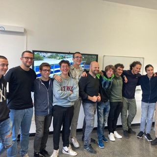 Nella foto, gli studenti e il professore dell'Isis Cipriano Facchinetti di Castellanza, terzo classificato