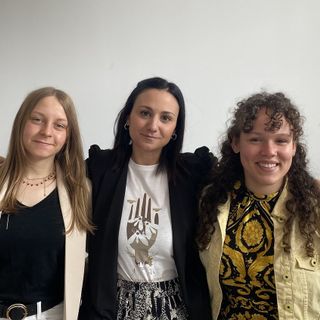 Nella foto di gruppo, da sinistra: Sofia Barni, Silvia D’errico (docente) ed Elisa Hilalh. Sotto, le due studentesse al lavoro per l’elaborazione dei progetti