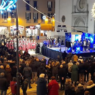 Il presepe vivente della Chicca Gallazzi ha affollato una scintillante piazza Santa Maria