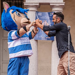 La mascotte saluta Ricky Colombo e tutti i protagonisti e i fans nelle foto di Marco Giussani