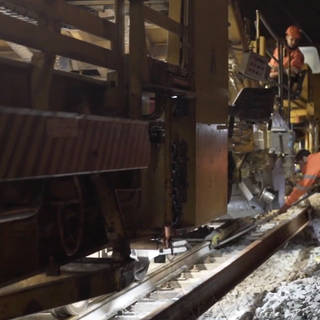 Ferrovienord, di notte viaggia la manutenzione straordinaria: 102 chilometri di nuovi binari. VIDEO