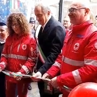 Il taglio del nastro. Da sinistra, Simona Sangalli, Emanuele Antonelli, Rosario Valastro