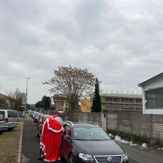 Assalto al centro tamponi Covid di Gorla Maggiore. Coda infinita e proteste, nonostante Babbo Natale