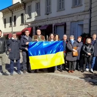 Politici gallaratesi e cittadini ucraini uniti dietro la bandiera gialloblu, al termine dell'incontro ospitato da palazzo Borghi