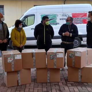 La consegna delle 15.000 mascherine. Da sinistra, Gianluca Albe', Elena Rivolta, Paolo Dragonetti, Dario Cosmotti, Daniele Barbone