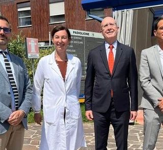 Da sinistra, il direttore sanitario Stefano Schieppati, la direttrice medica di presidio, Francesca Crespi, il questore Enrico Mazza e il direttore sociosanitario John Tremamondo