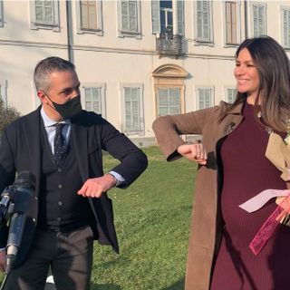 Alessia Ventura a Cassano Magnago per Drive Up: il sindaco Poliseno l'ha salutata e ha offerto dei fiori per la futura maternità